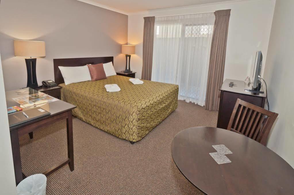 Redcliffe Motor Inn エクステリア 写真